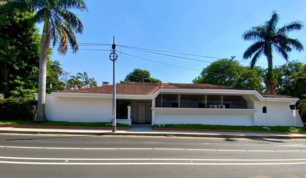 Se alquila amplia casa para uso comercial o residencial