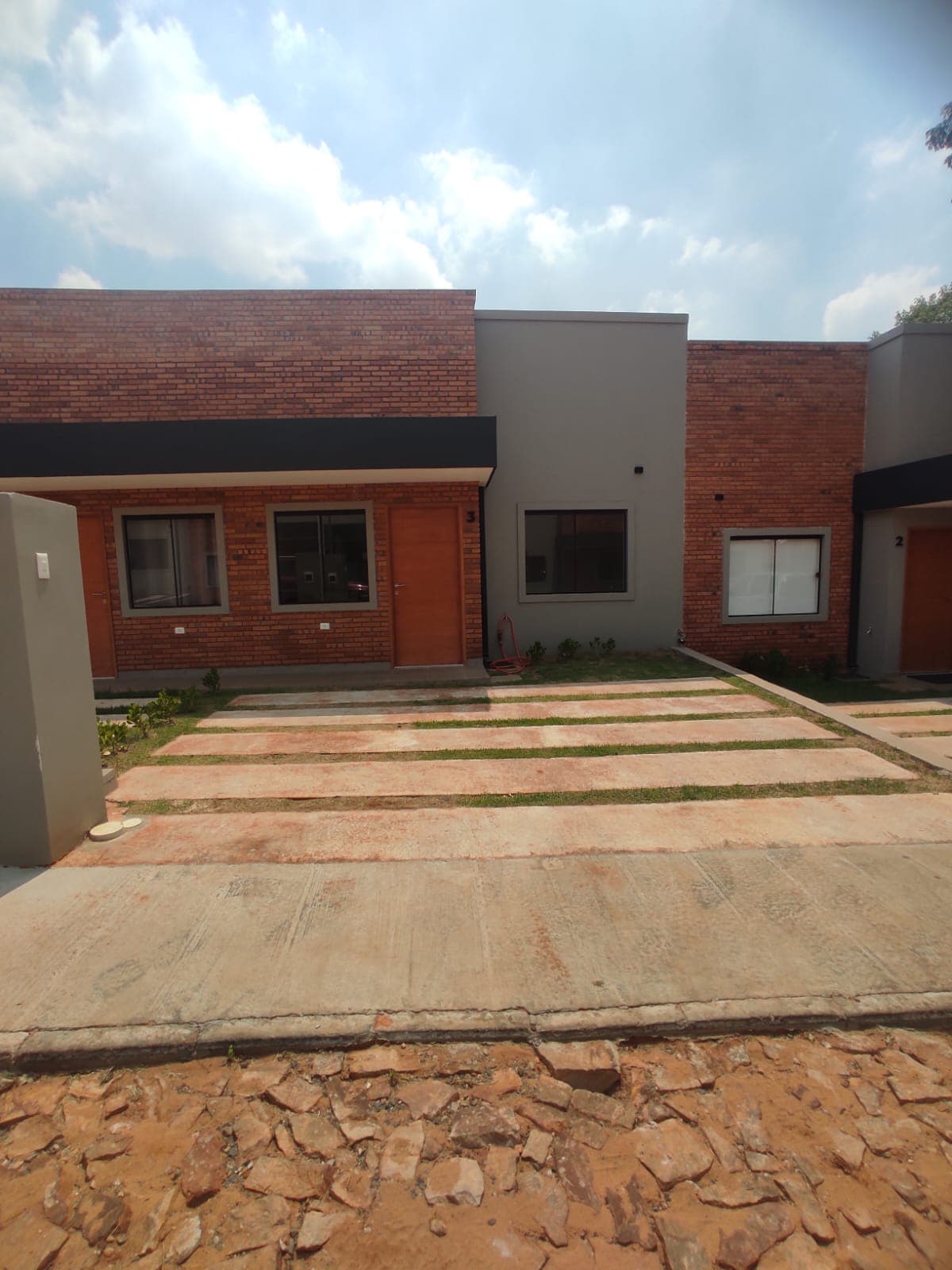 ALQUILO CASA EN BARRIO CERRADO SAN LORENZO