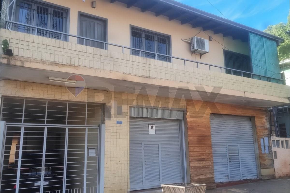 Casa con 6 dormitorios + 2 locales comerciales – 3