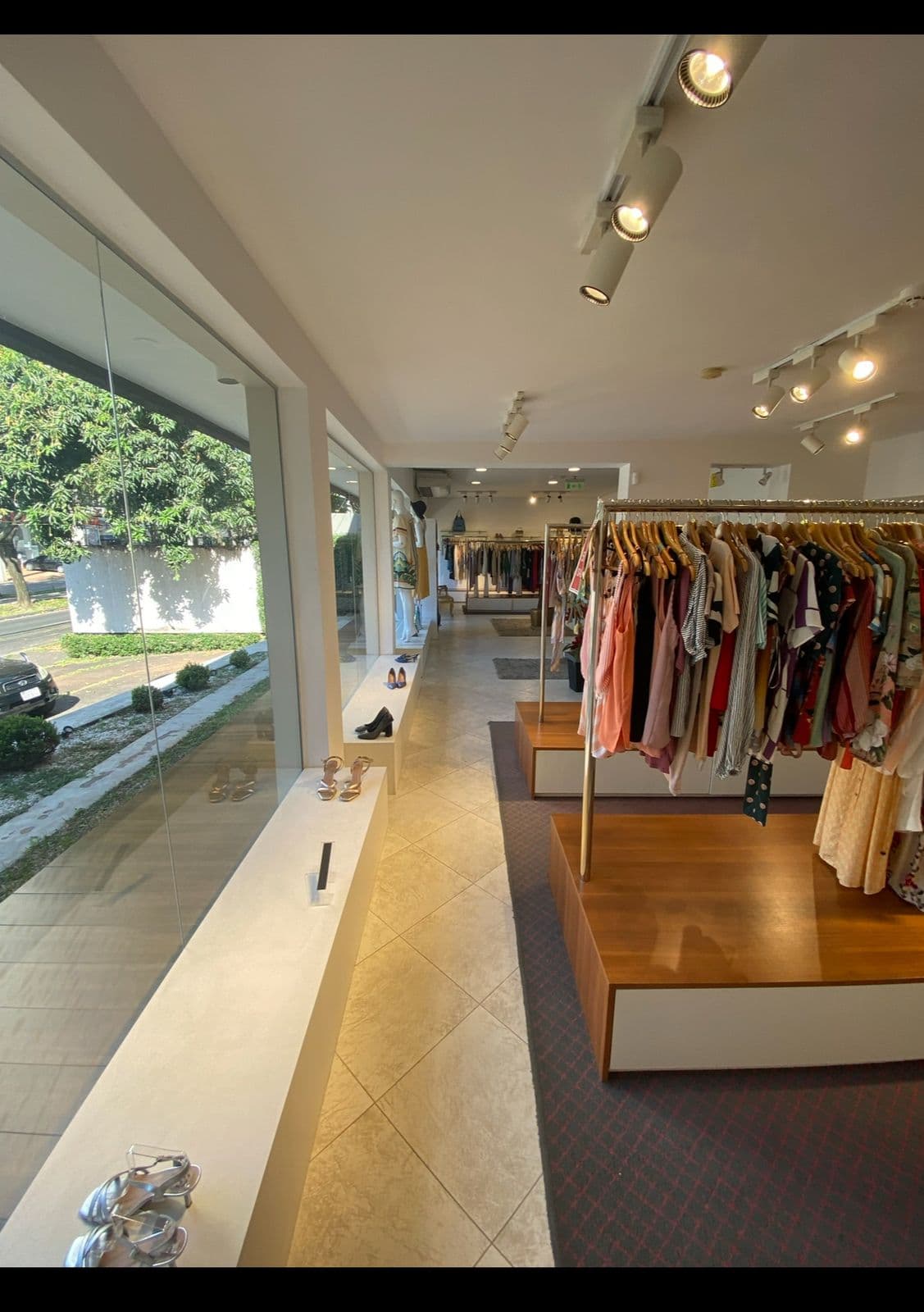 EN ALQUILER AMPLIO SALON COMERCIAL SOBRE AV BOGGIANI