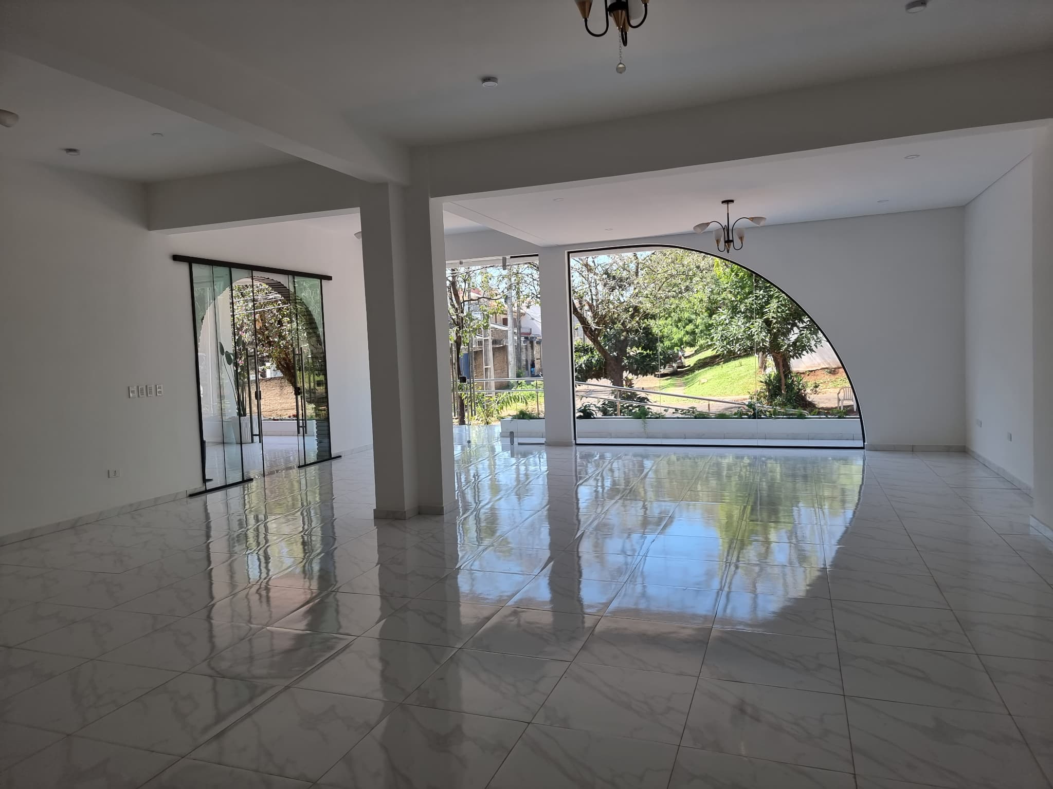 ALQUILO SALÓN COMERCIAL EN EDIFICIO DE LUJO, AREA 8