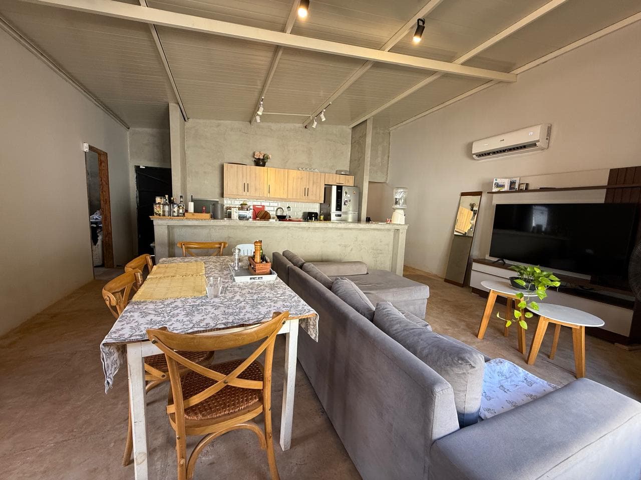 Vendo Hermosa Casa Familiar Construida + Terreno Estandar Zona Luque-sanber. – 2