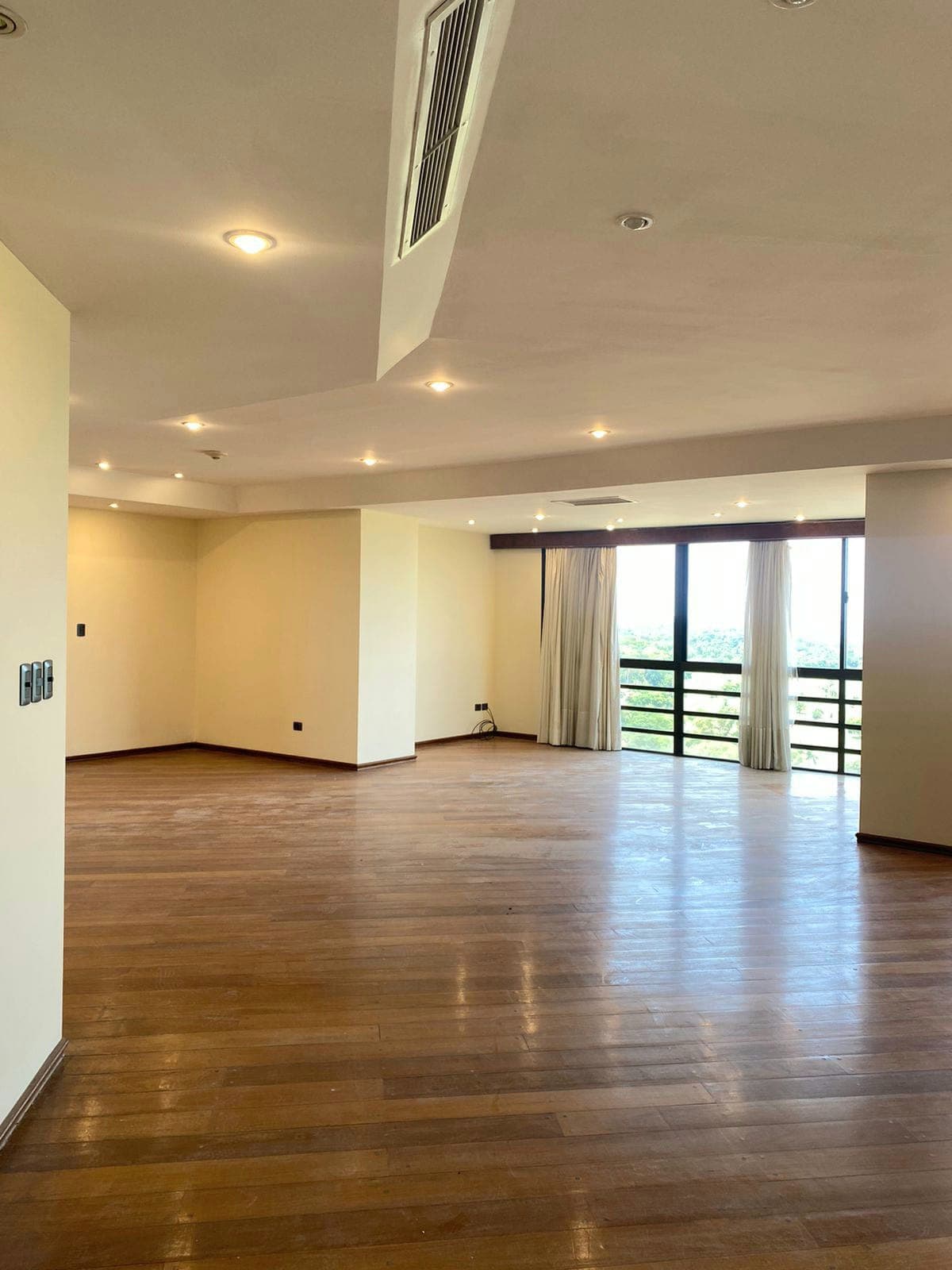 ALQUILO DEPARTAMENTO DE 3 HABITACIONES + 2 COCHERAS, ZONA YACHT.