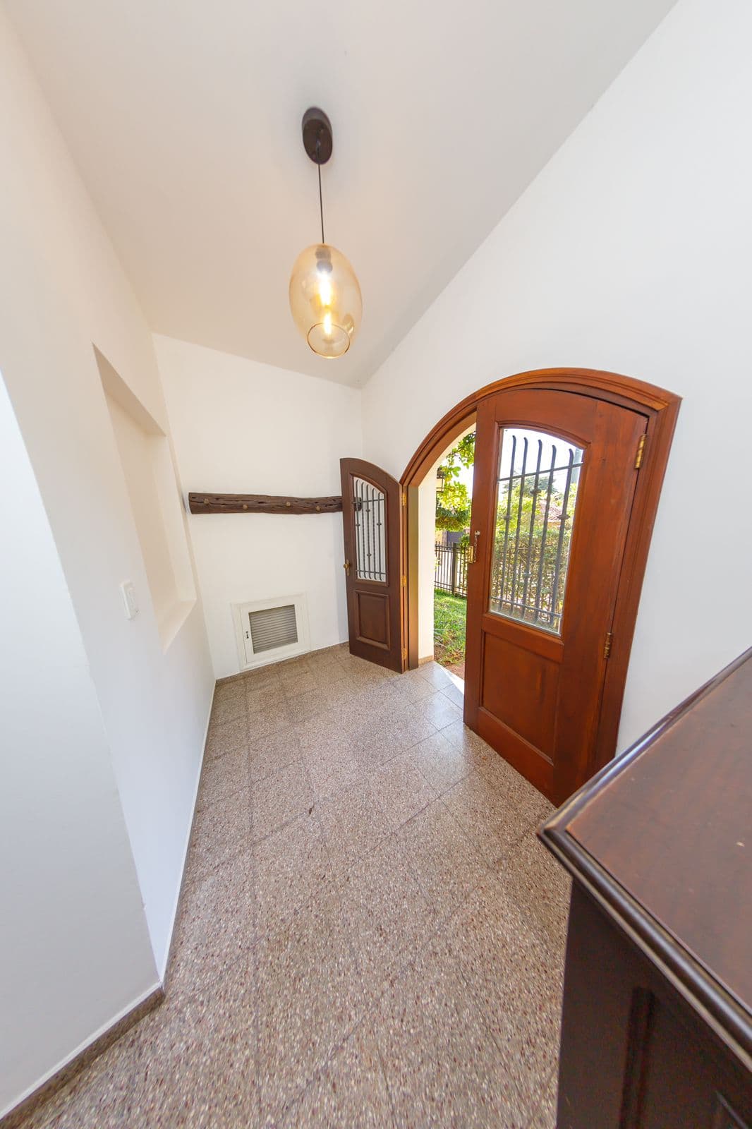 EN ALQUILER – DÚPLEX DE 3 DORMITORIOS EN SUITE CON QUINCHO EN BARRIO MBURUCUYÁ – 3
