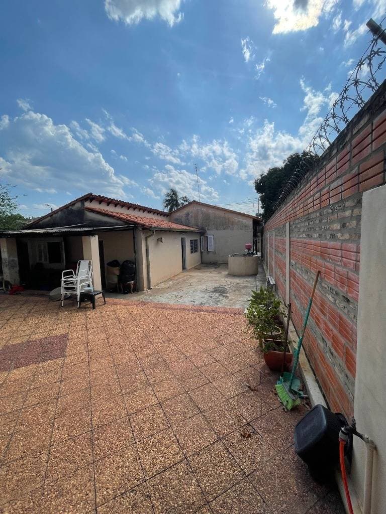 Vendo casa en Luque. Rosa González 671 c Boquerón. Cuarto Barrio) – 2