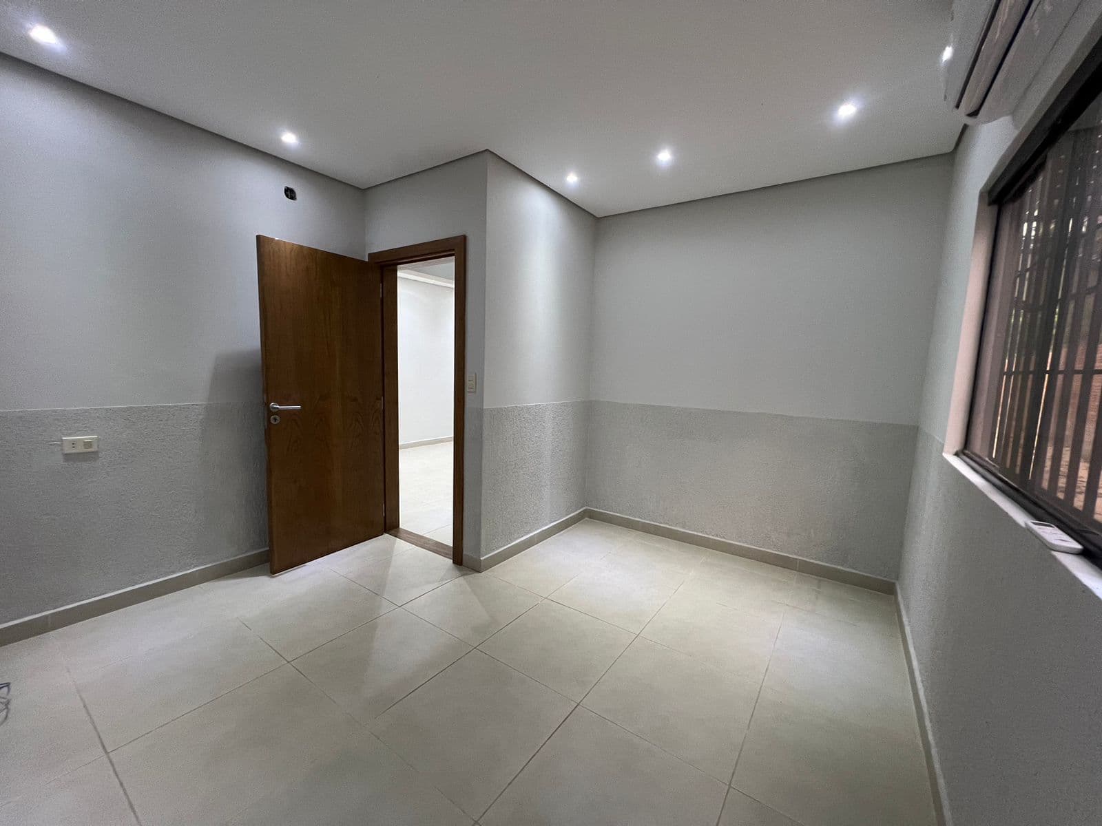 ALQUILO HERMOSA CASA TOTALMENTE REMODELADA EN LUQUE – 3
