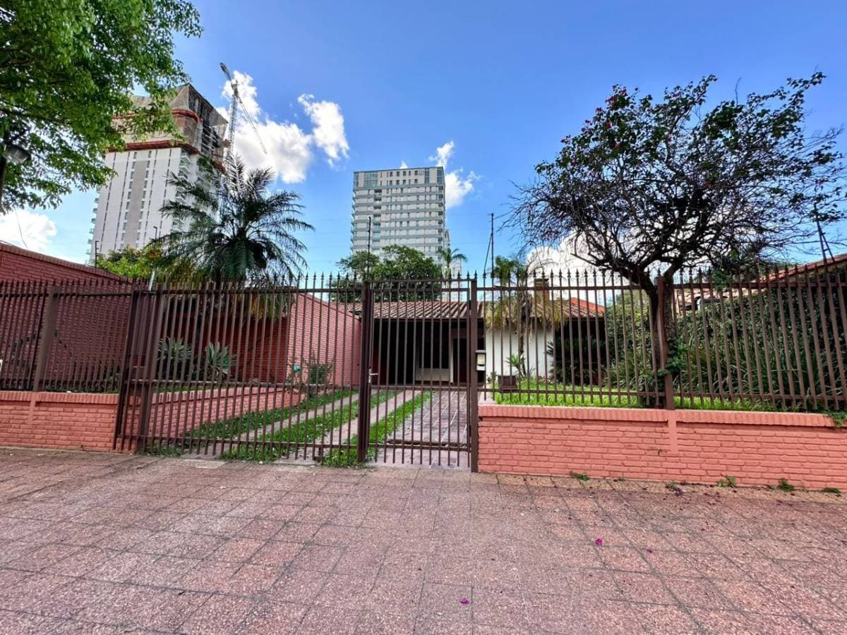 CASA EN ALQUILER - EN BARRIO MANORÁ ASUNCIÓN