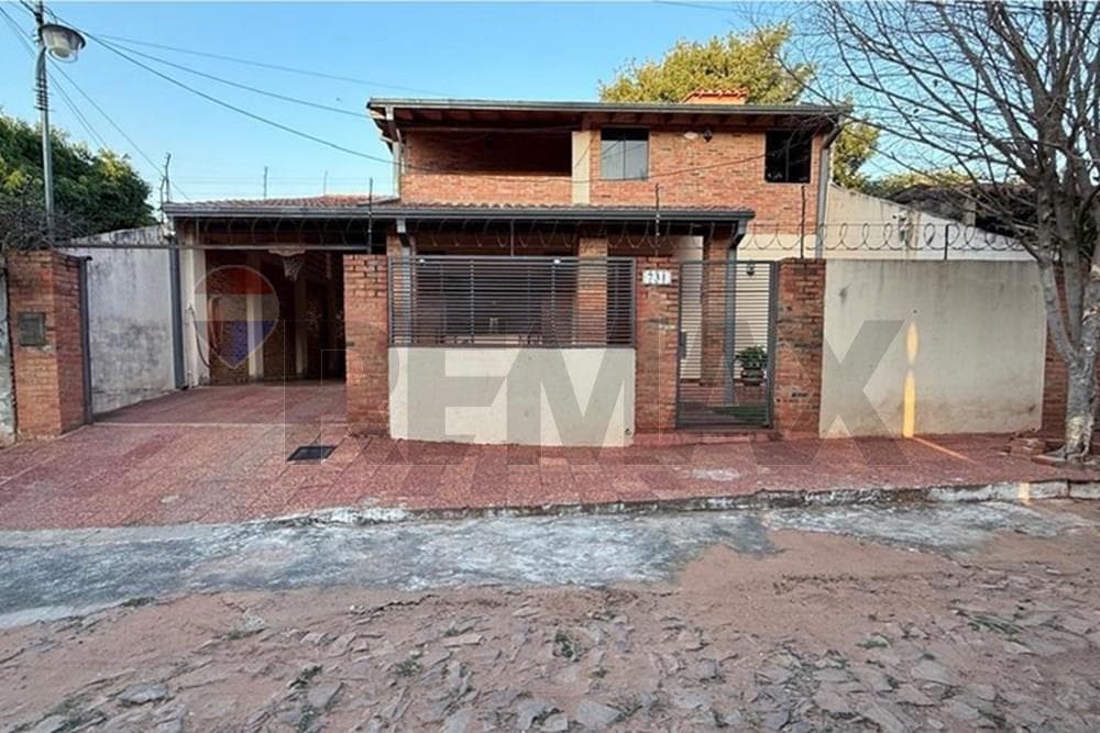 CASA CON PISCINA EN LAMBARÉ