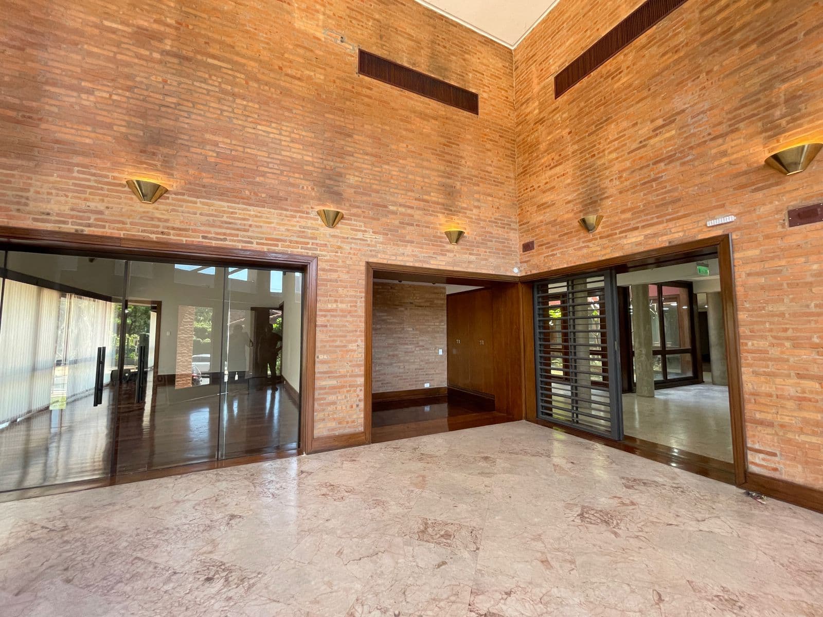 ALQUILO EDIFICIO EN LAS MERCEDES – 2