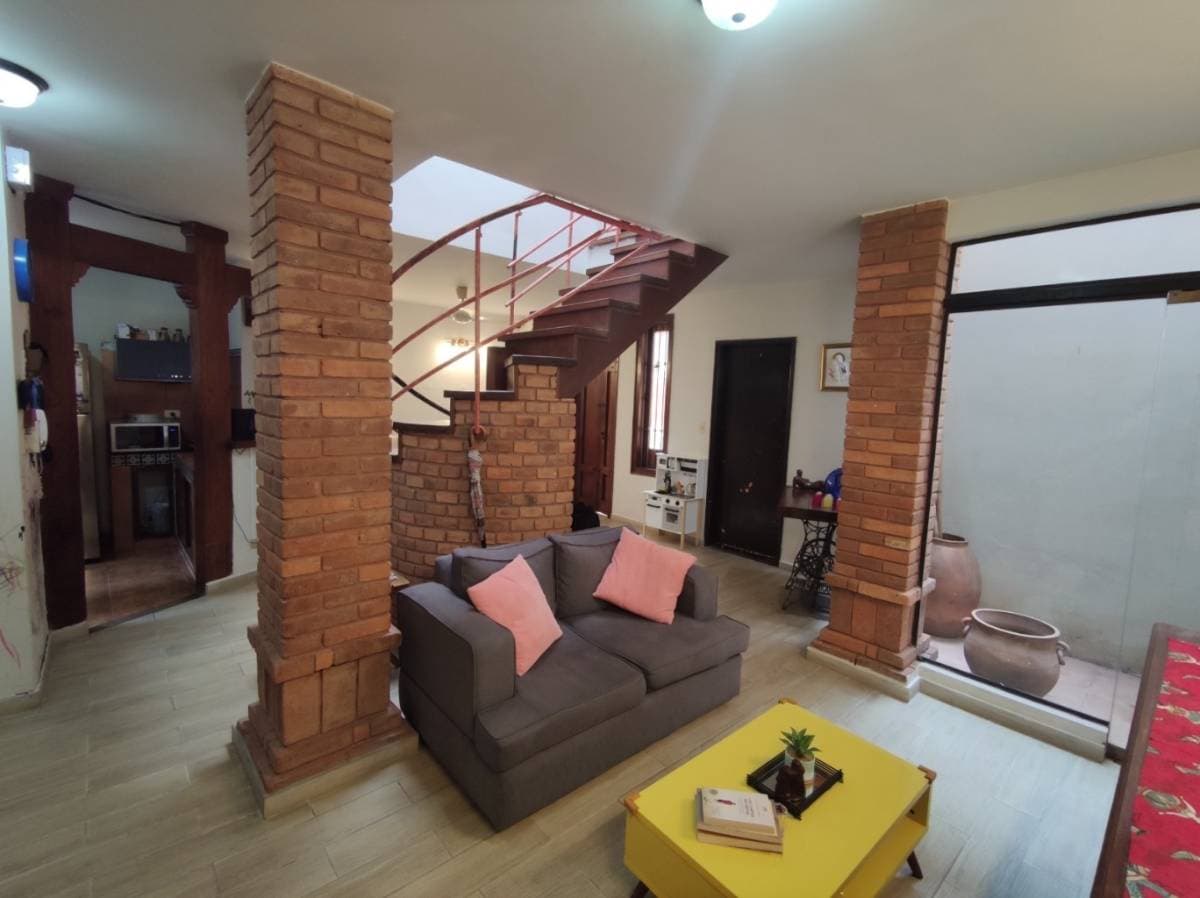 HERMOSA CASA EN BARRIO JARA