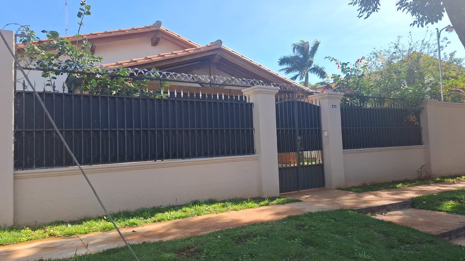 CASA EN VENTA DE 5 HABITACIONES EN MBURUCUYÁ