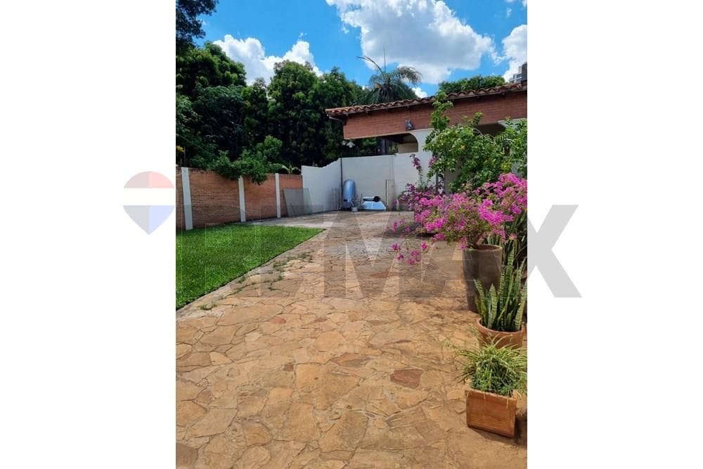 CASA CON UBICACION ESTRATEGICA CON ESTACIONAMIENTO – 3