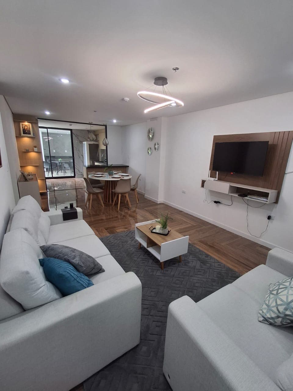ALQUILO DEPARTAMENTO DE TRES HABITACIONES LOS LAURELES