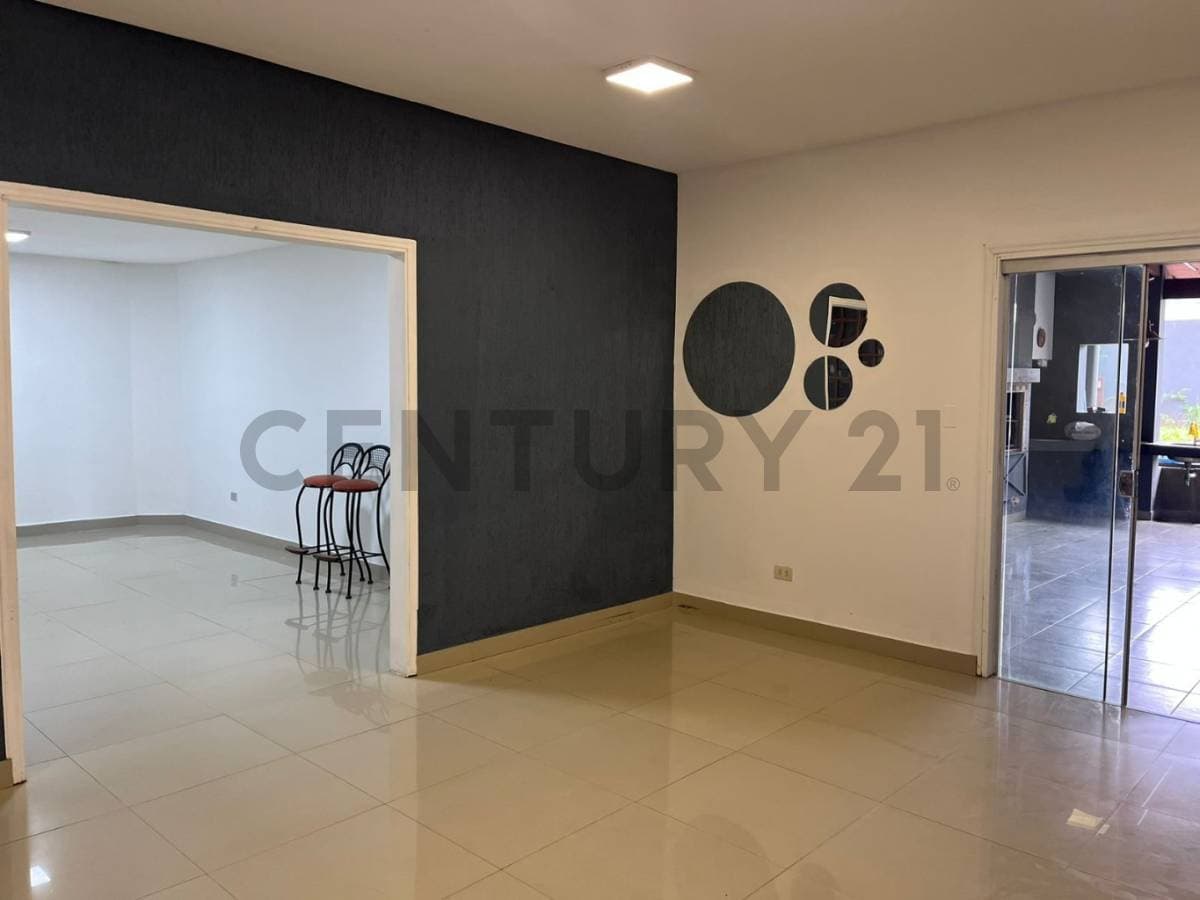 Se alquila residencia a media cuadra del Cit