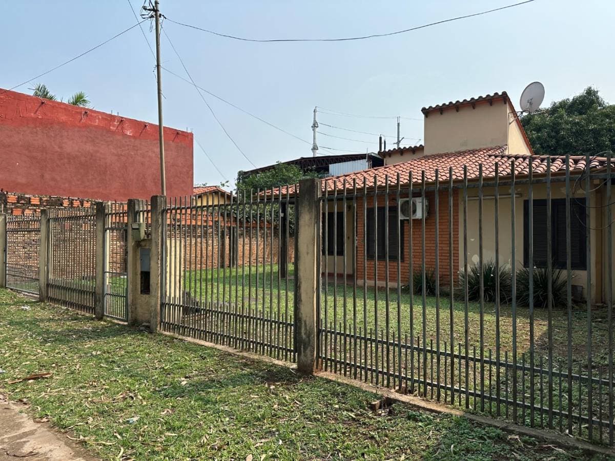 VENDO TERRENO CON CASA A DEMOLER FRENTE AL PARQUE GUASU