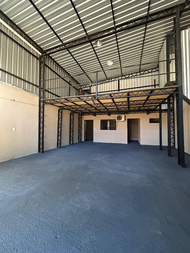 ALQUILO SALON COMERCIAL CON OFICINAS Y AMPLIO DEPOSITO ADYACENTE EN LUQUE