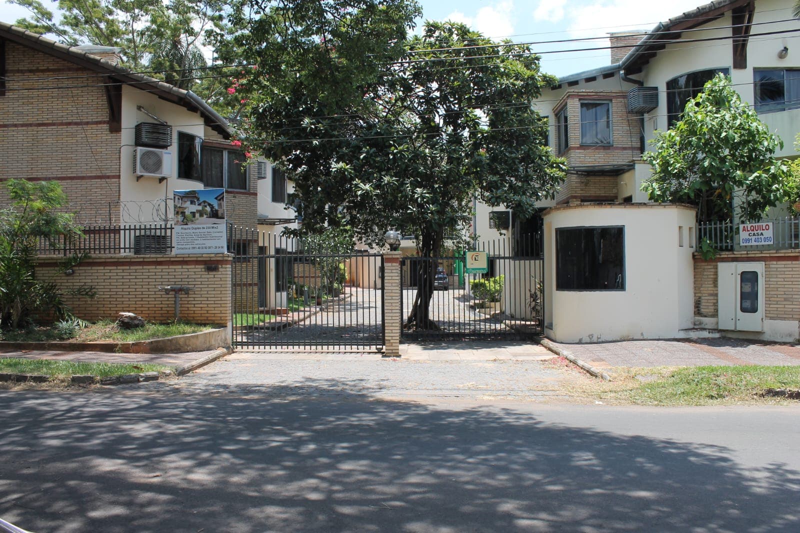 Vendo Condominio De 5 Casas En Villa Morra. Asunción.