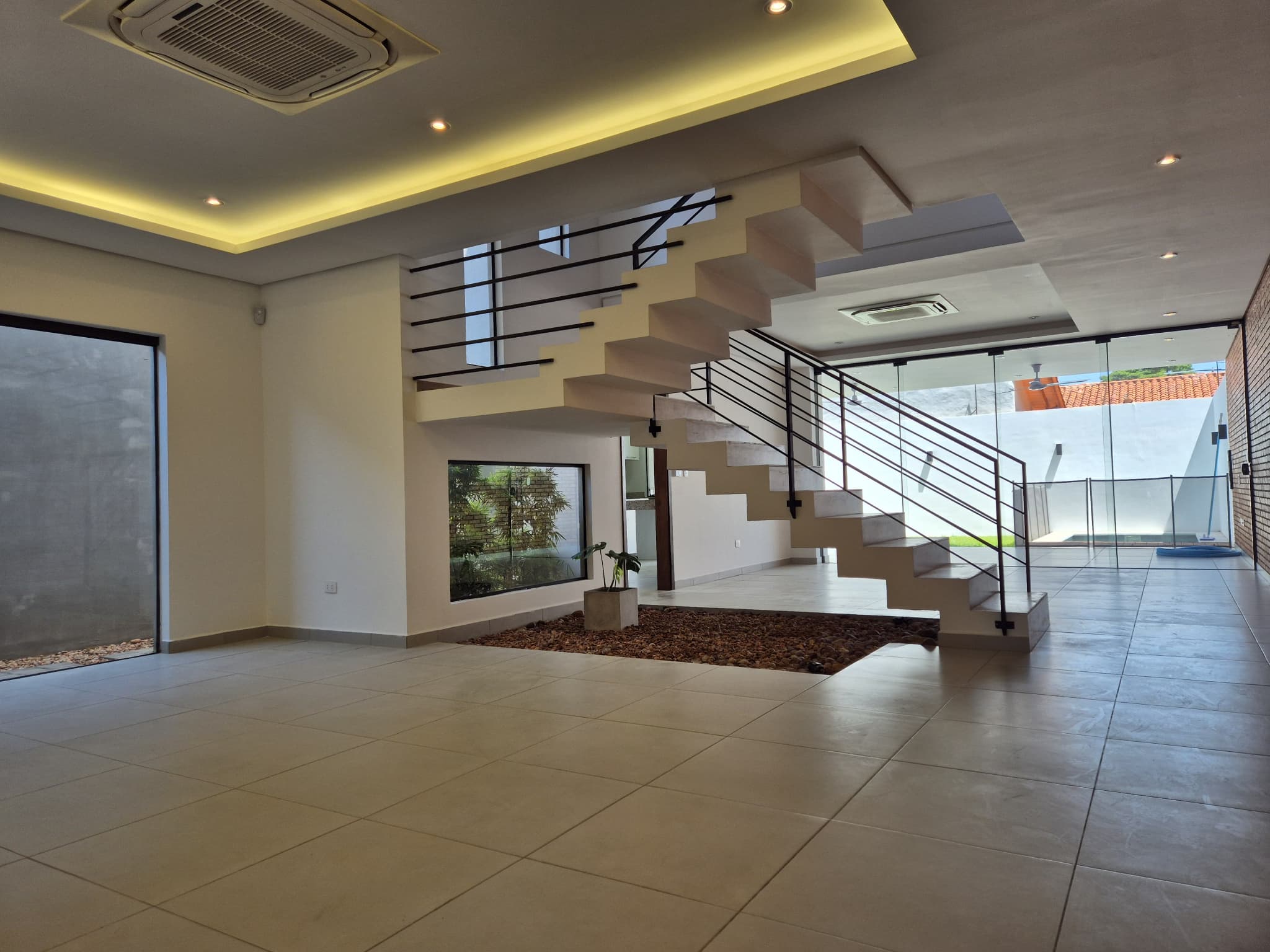 ALQUILO PRECIOSA CASA PAREADA (DÚPLEX) CON PISCINA – ZONA CONMEBOL – 2