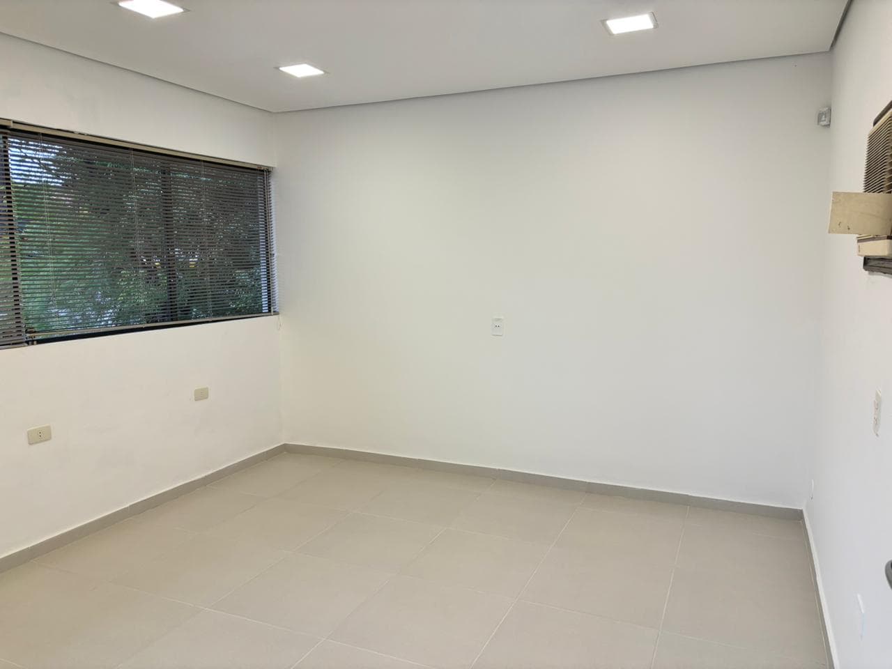 Oficinas Corporativas/Local Comercial en Alquiler - Barrio Mcal. López. – 3
