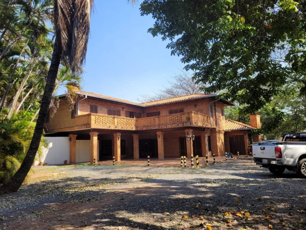 En venta amplia propiedad en esquina de 1.282 m2