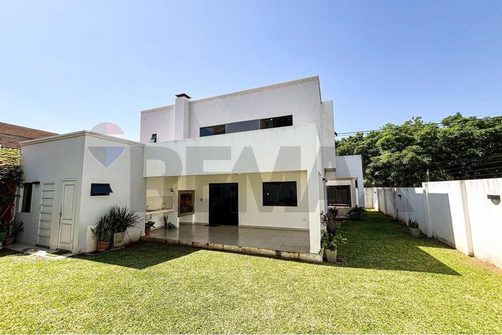 VENDO AMPLIA RESIDENCIA EN LUQUE - PRIMER BARRIO