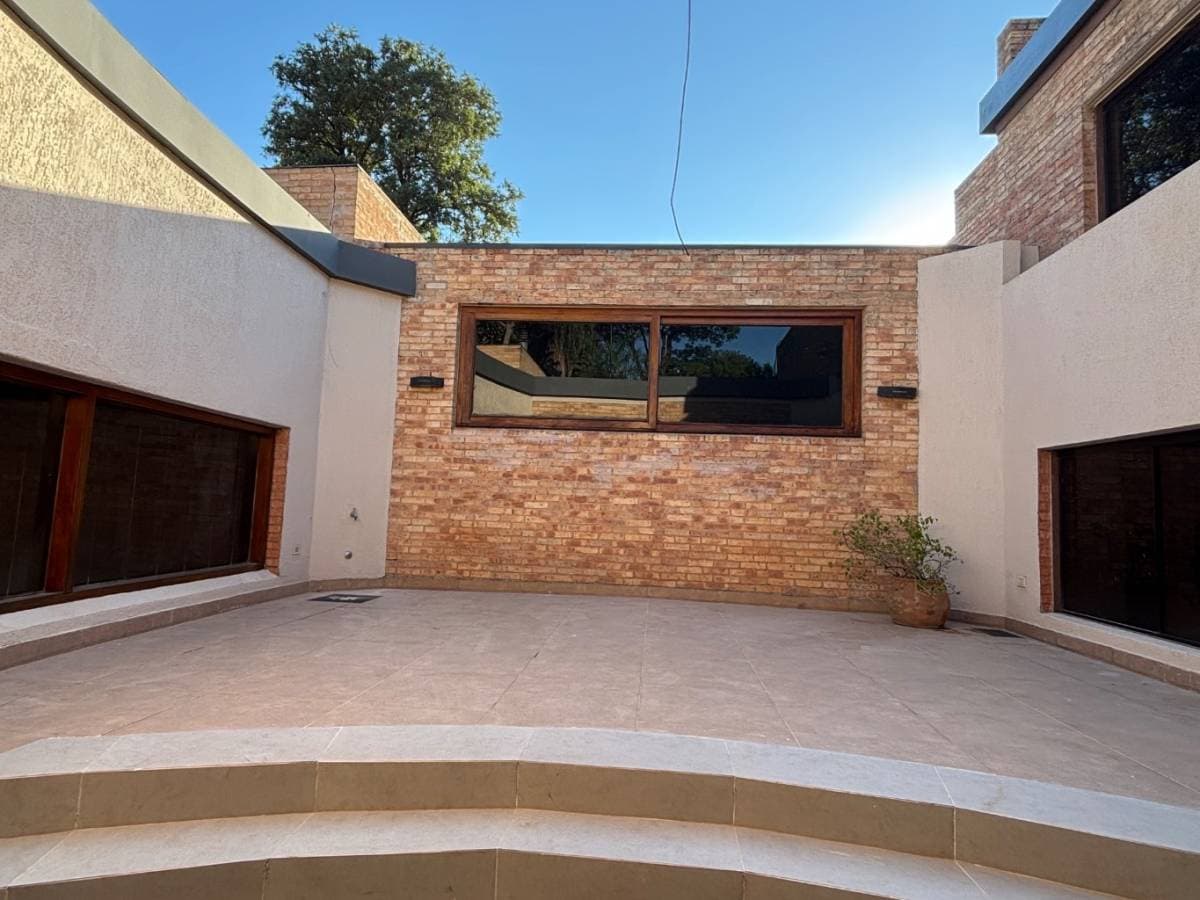Casa Moderna En Mburucuyá En Alquiler. – 2