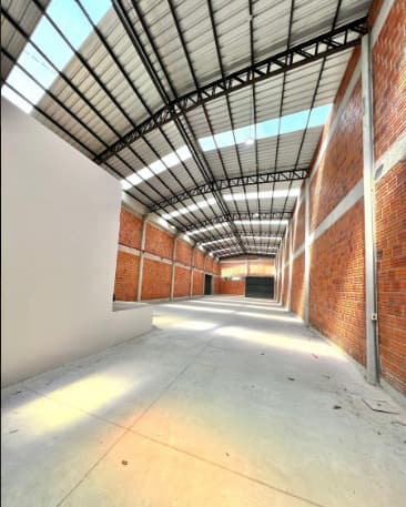 Alquilo Moderno Depósito con Showroom en Luque – Zona Ita Angu’a – 2