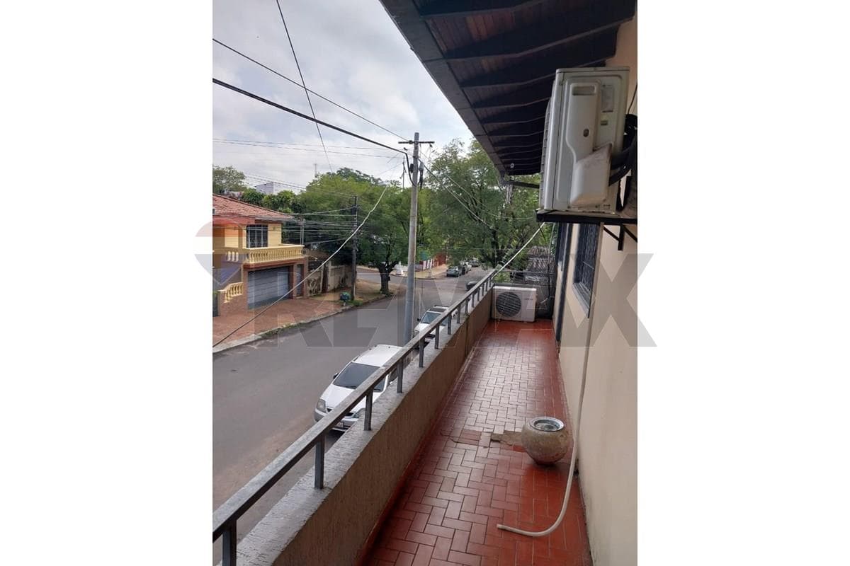 Casa con 6 dormitorios + 2 locales comerciales – 2