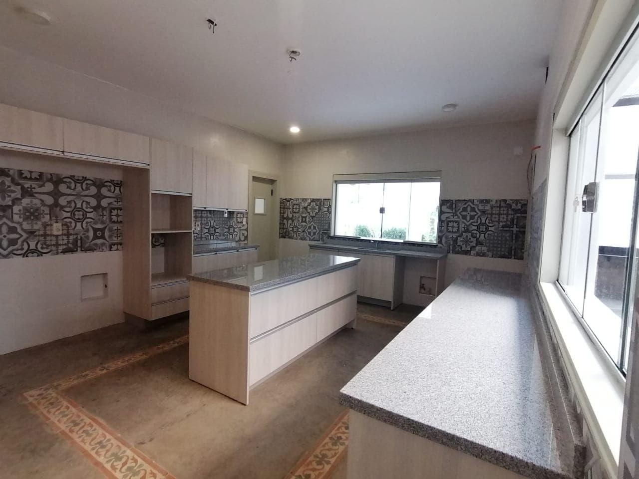 Alquilo Amplia Residencia de Estilo Mediterránea! Barrio Mburicao. – 2