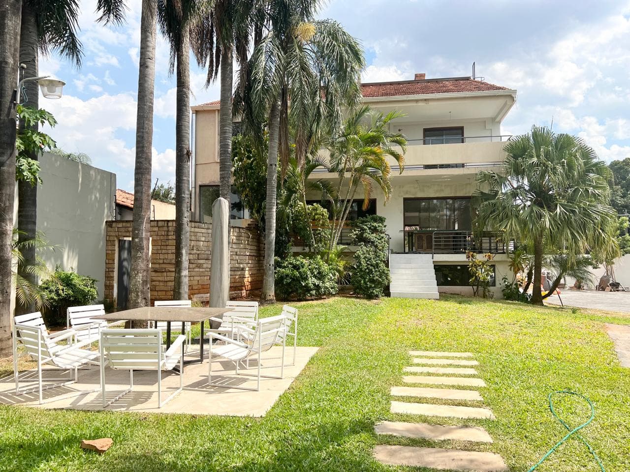 En Alquiler Amplia y Elegante Residencia en Barrio Carmelitas A390