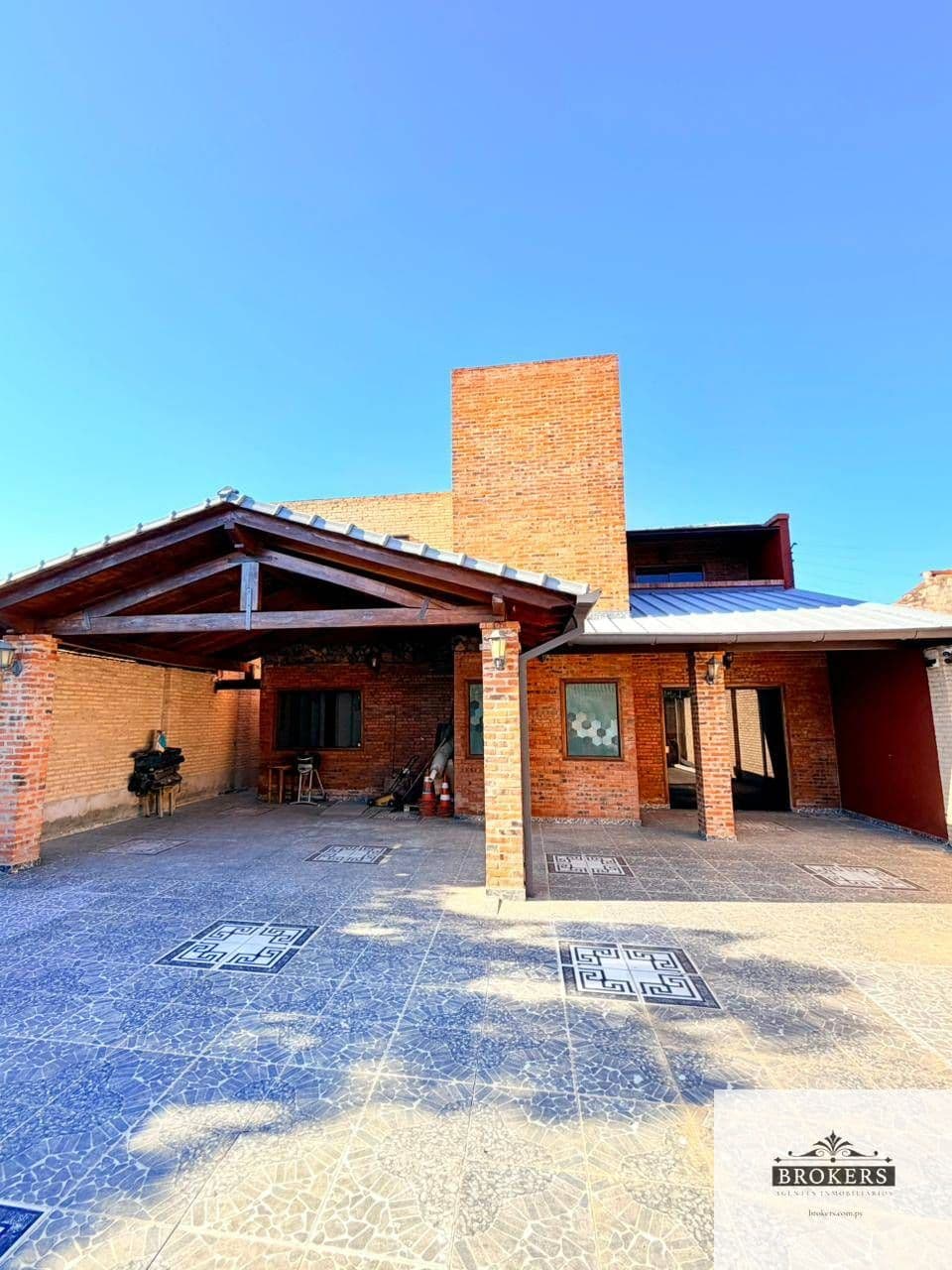 Vendo Amplia Casa De 3 Dormitorios En Luque Con Espacio Para 6 Vehículos