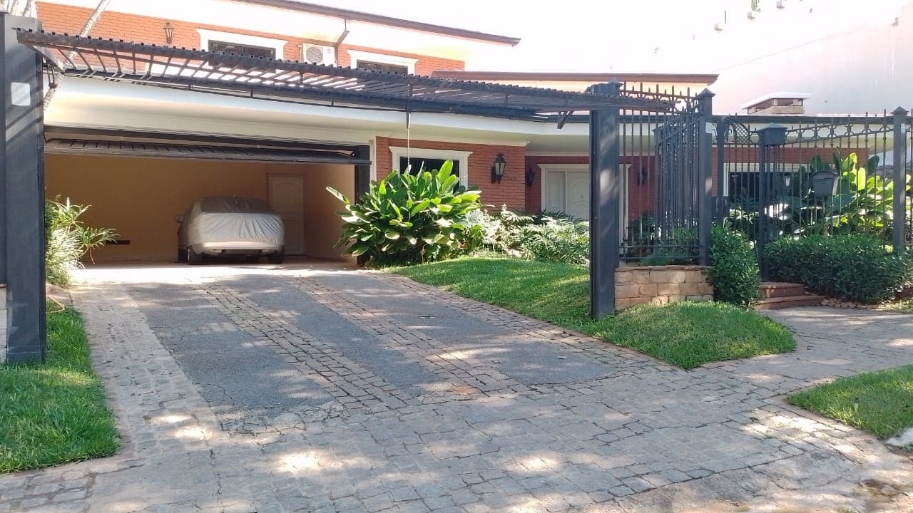 Amplia Casa En Barrio Las Lomas Asunción