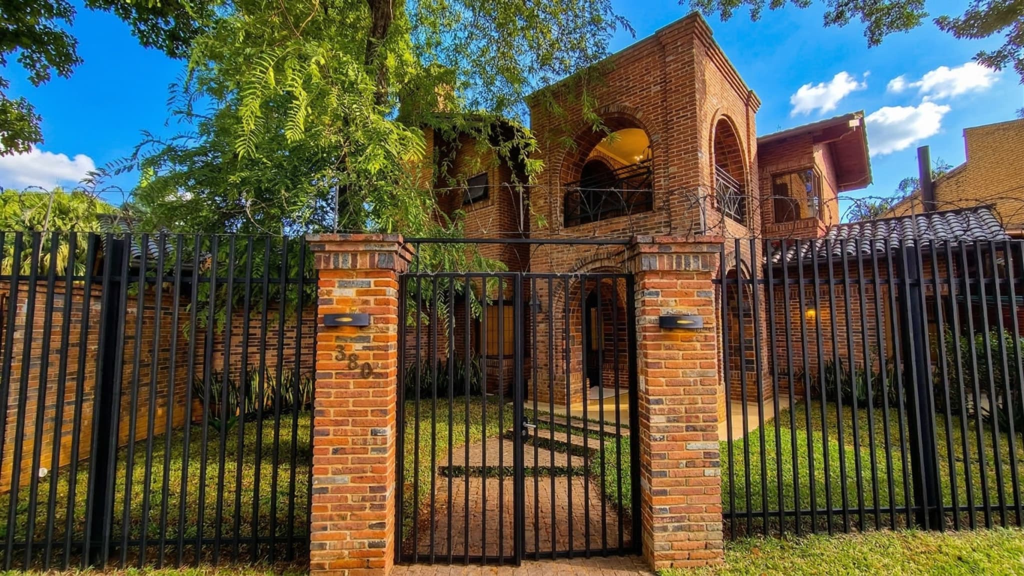 4000 Usd- Residencia En Las Lomas!
