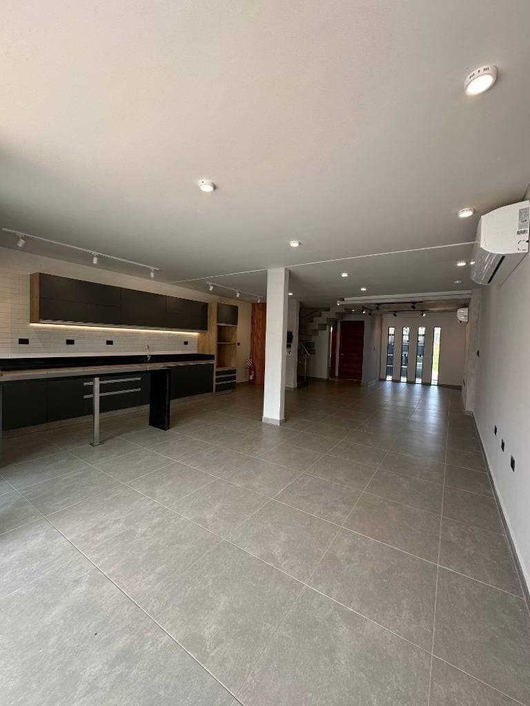 ALQUILO FINO DUPLEX ZONA RAKIURA