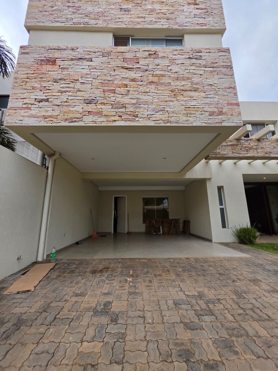 En Alquiler Hermosa Casa En Mburucuya 4 Dorm – 2