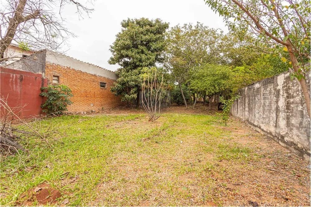 EN VENTA AMPLIO TERRENO EN LAMBARÉ – 2