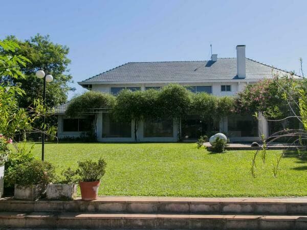 VENDO RESIDENCIA EN AV.PARQUE DEL YACHT Y GOLF CLUB.