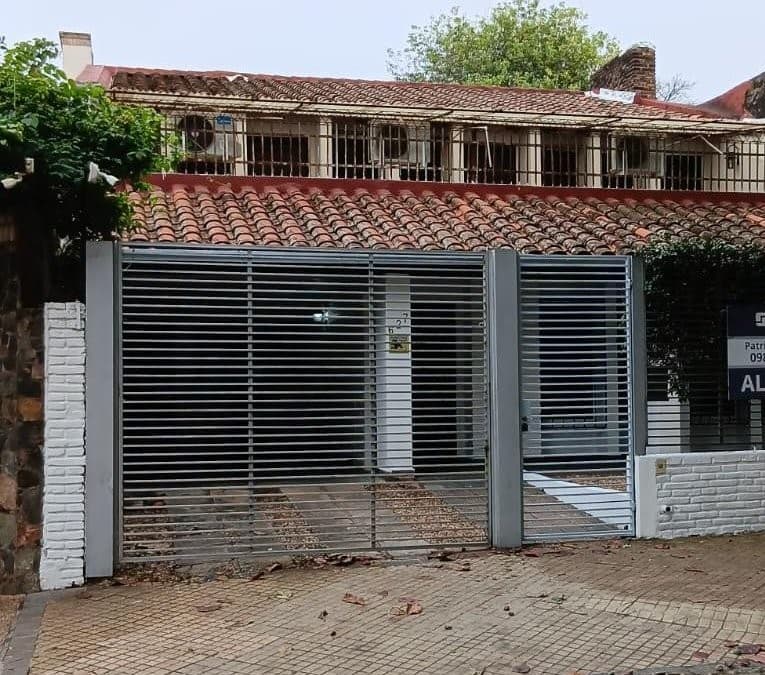 Amplia casa en alquiler en zona Barrio Jara