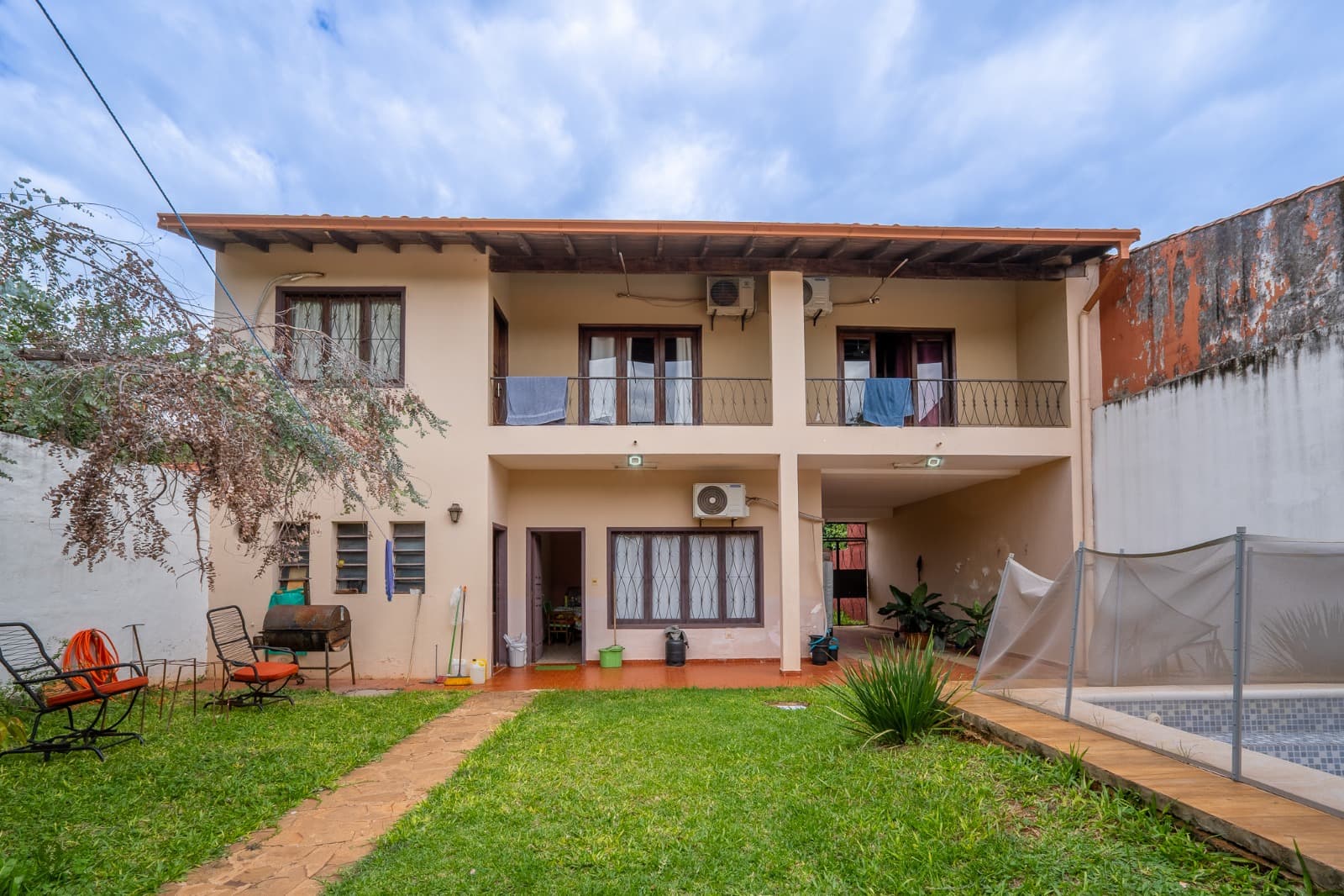 Casa con piscina en Mburucuyá – 2