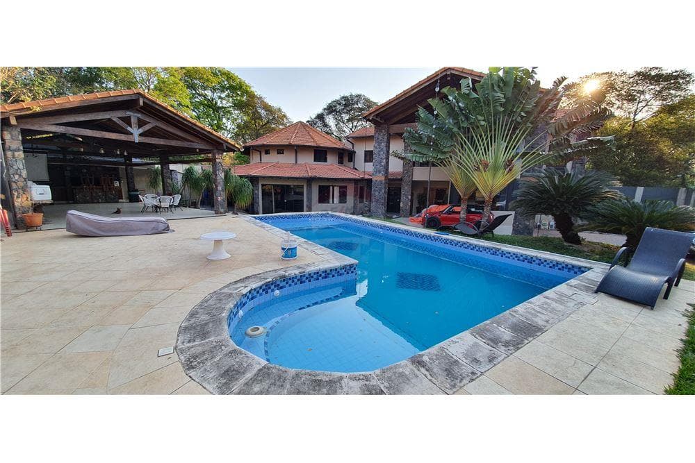 Residencia De 3000 M2 Zona Uca