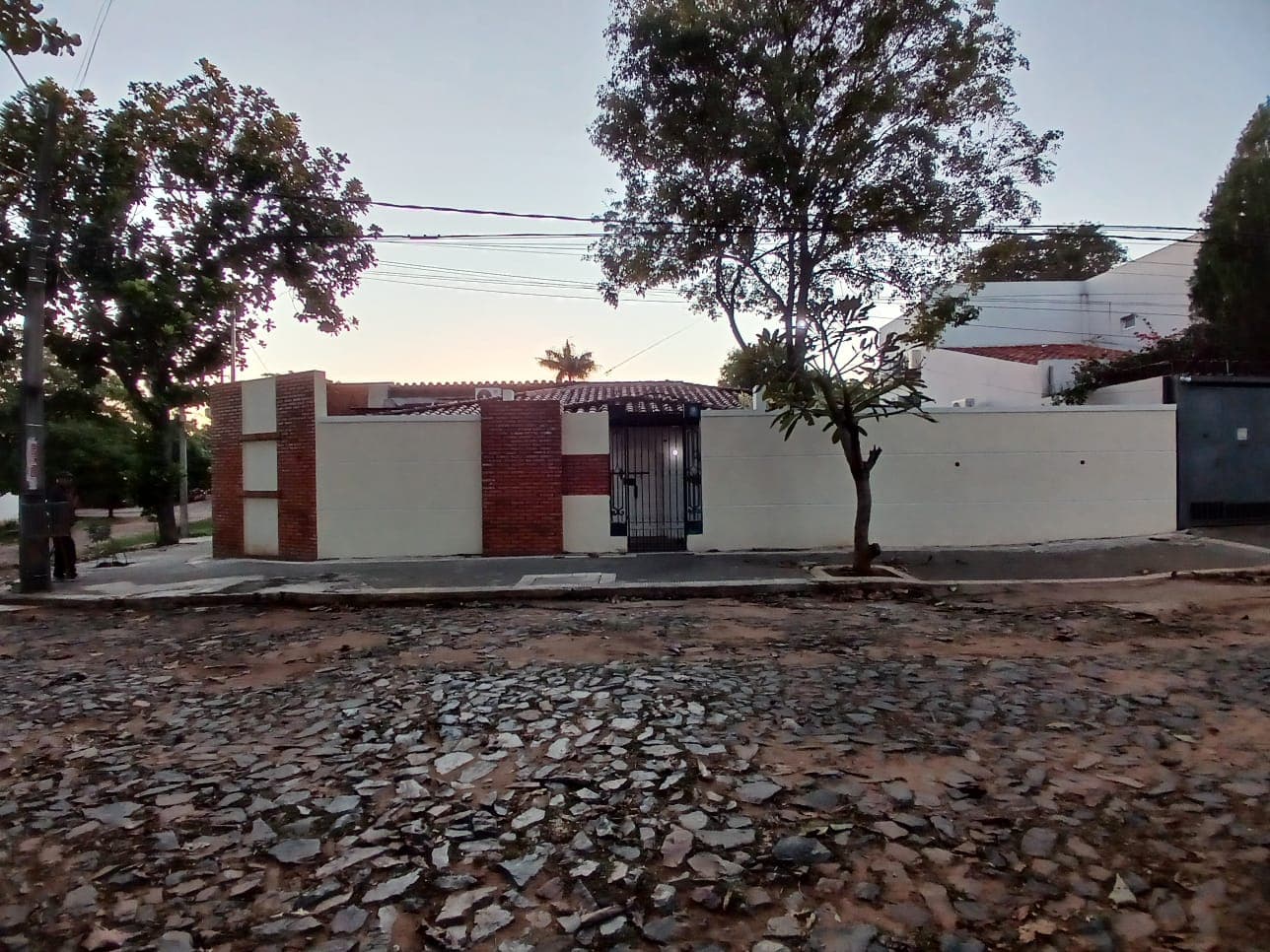 Alquilo Casa en Esquina para Oficina.Las Lomas Carmelitas Zona BCP.