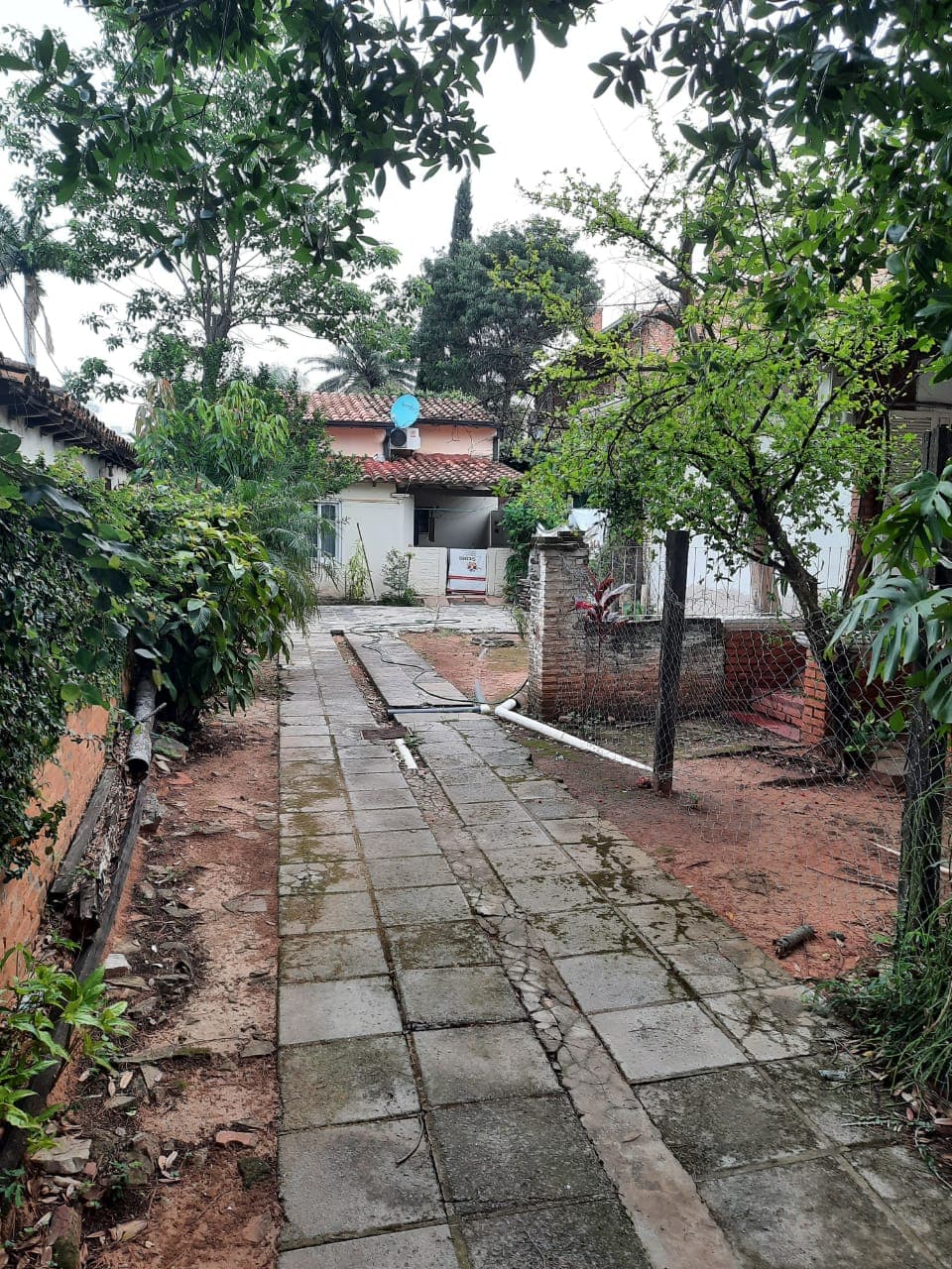 IMPORTANTE PROPIEDAD EN EL BARRIO MBURUCUYA
