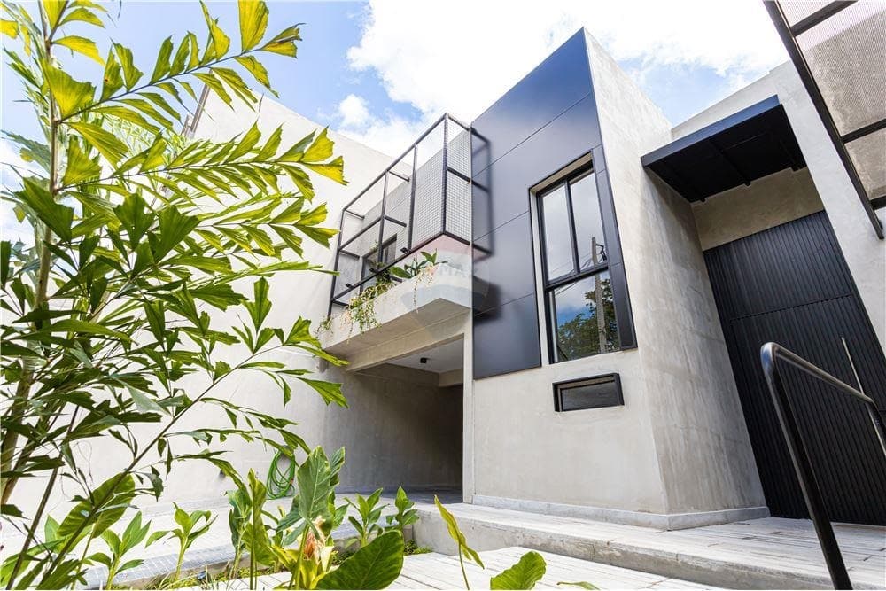 VENDO CASA A ESTRENAR EN MBURUCUYA