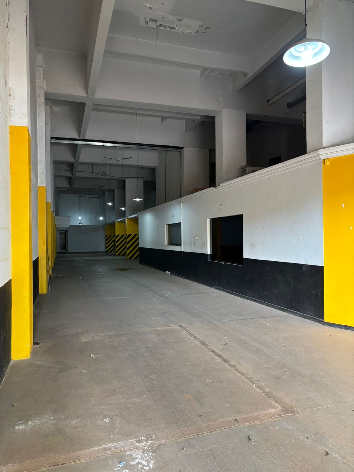 DEPOISTO DE 1.00M2 CON OFICINAS EN ALQUILER