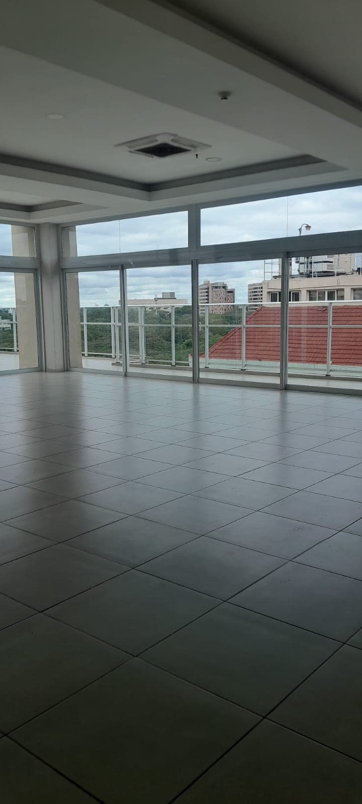 ALQUILO APTO. AMOBLADO EN LAS MERCEDES - 1.800 USD – 2