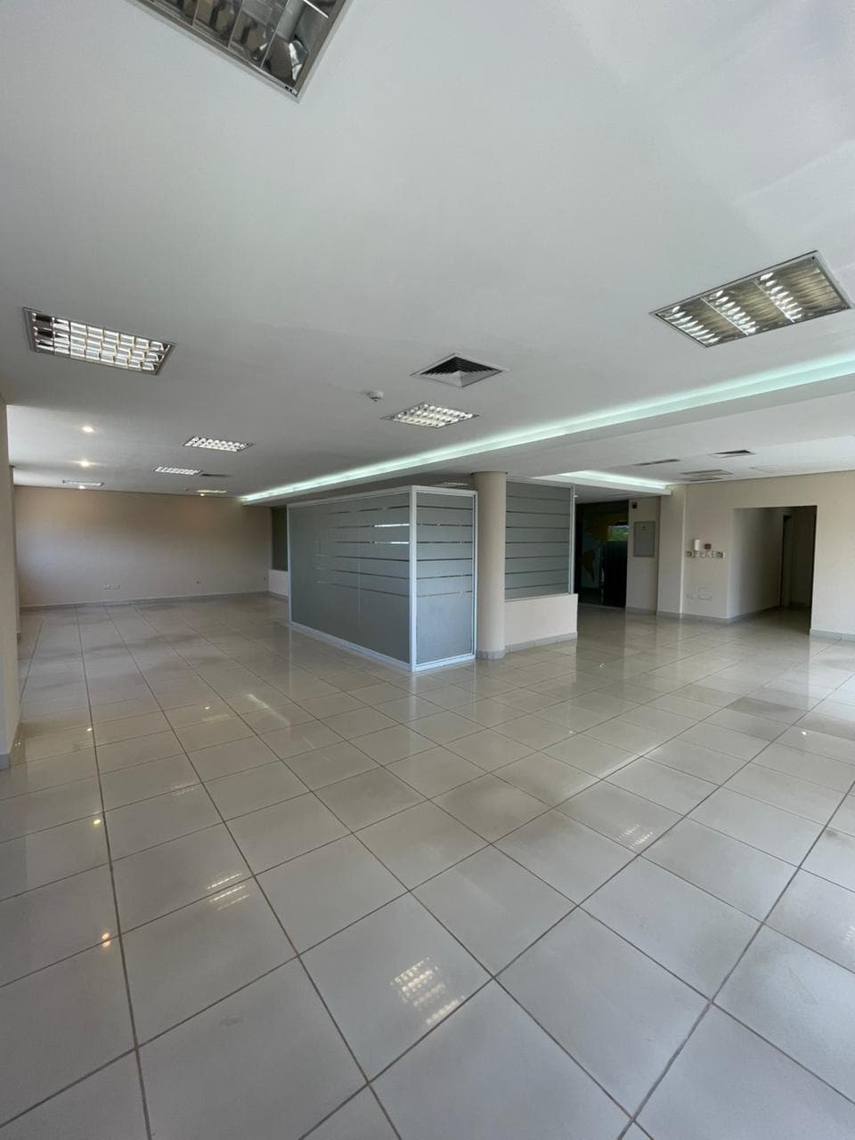 OFICINA CORPORATIVA DE 180 M2.- ALQUIER - SOBRE MCAL LOPEZ – 2