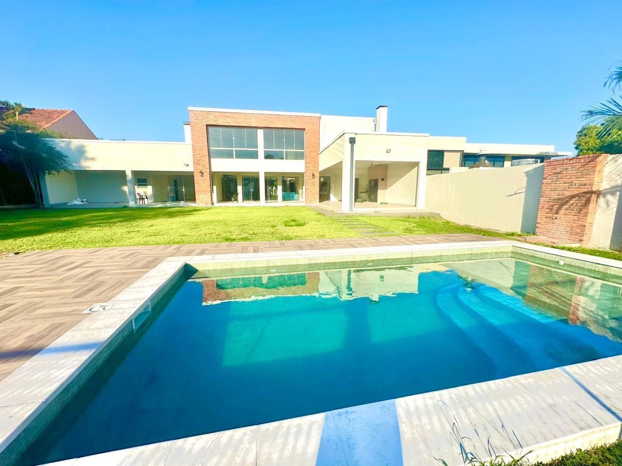 En venta hermosa residencia en lambare zona yacht y golf club – 2