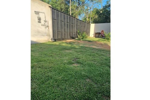 Amplia casa de 2 niveles con piscina sobre 2 lotes en San Antonio – 2