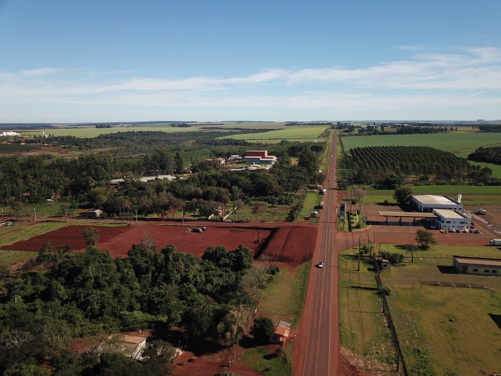 ¡Inversión Estratégica! Terreno Exclusivo de 5.000 m² con Frente Directo a Supercarretera en Hernandarias KM 06, Potencial Ilimitado para Desarrollo Comercial y Residencial.