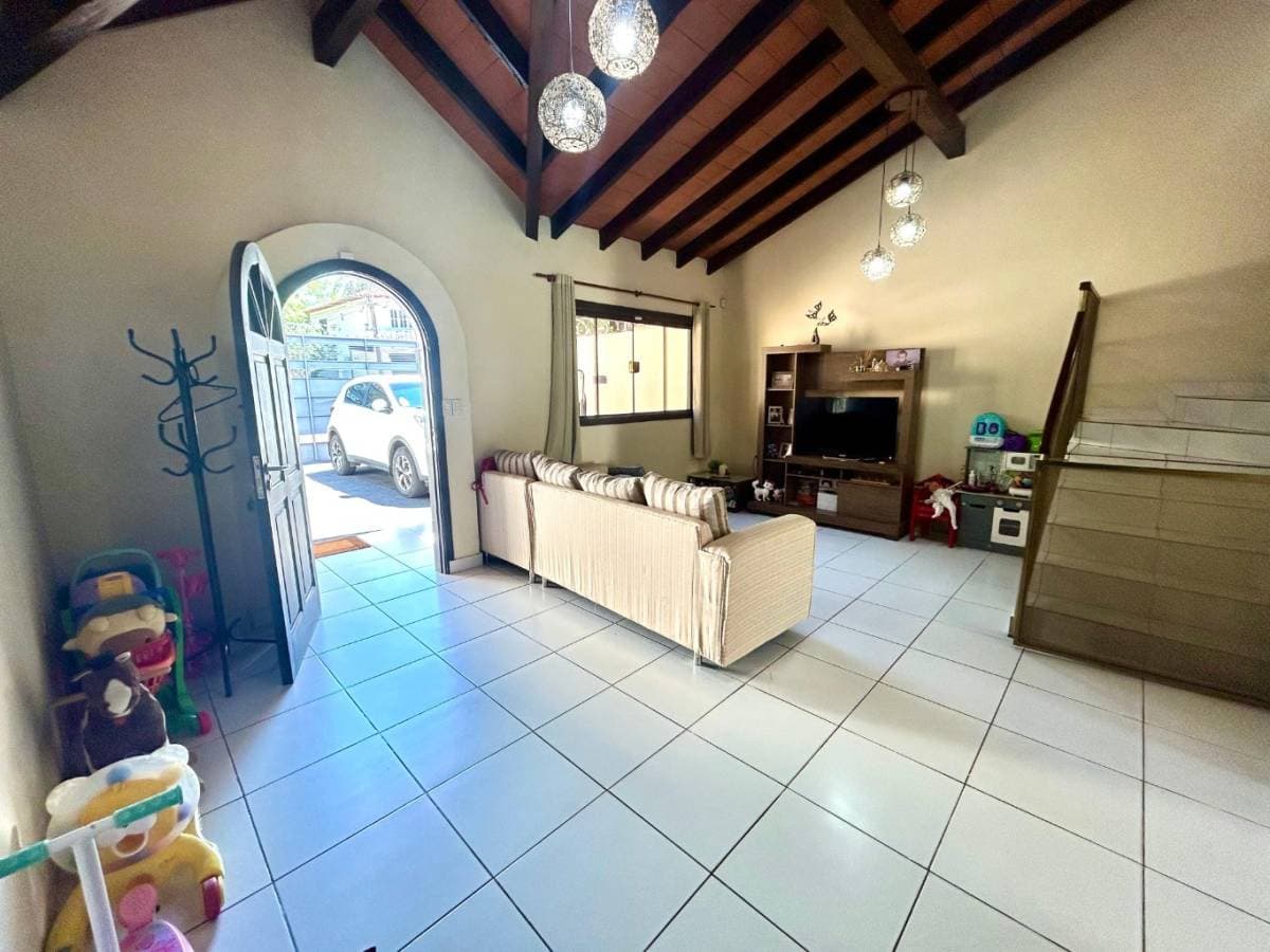 VENDO DUPLEX DE 3 DORMITORIOS EN LAMBARÉ - ZONA CAMPUS DEPORTIVO UAA – 2